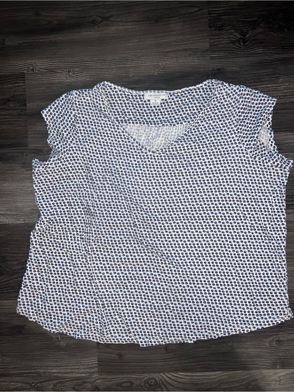 Cute Liz Claiborne White and Navy Dot V-Neck Short Sleeve Top